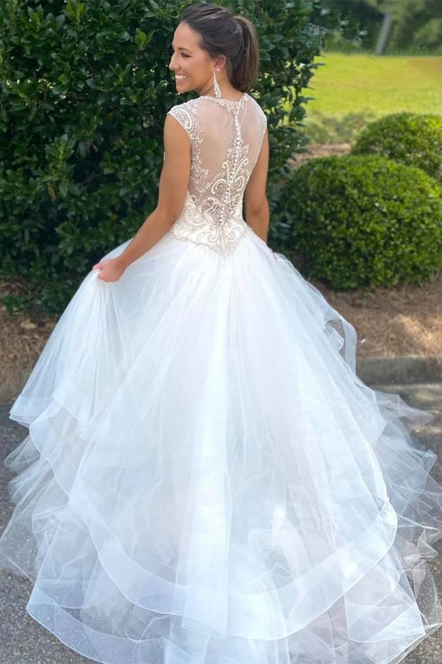Vestido de novia con escote en forma de corazón, cuentas y capas, con cuello redondo